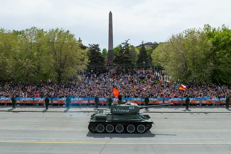 9 мая 2022 года: Торжественный марш, историческая техника, пролет авиации - военный парад в городе-герое Сталинграде